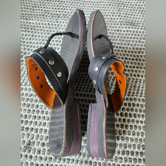 FRYE Riven LEATHER SANDAL Thong 7.5 Southwest Stud Western Coastal Cowgirl EUC - Picture 11 of 15